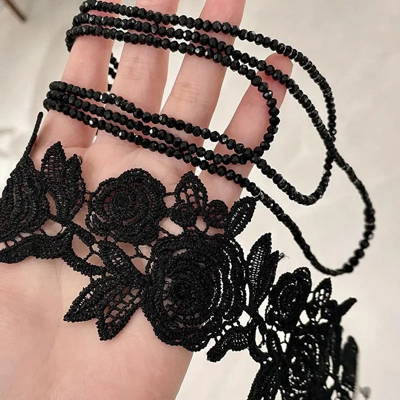 Collana ricamata a mano con rosa scuro e perline di cristallo, regalo di Natale o compleanno.