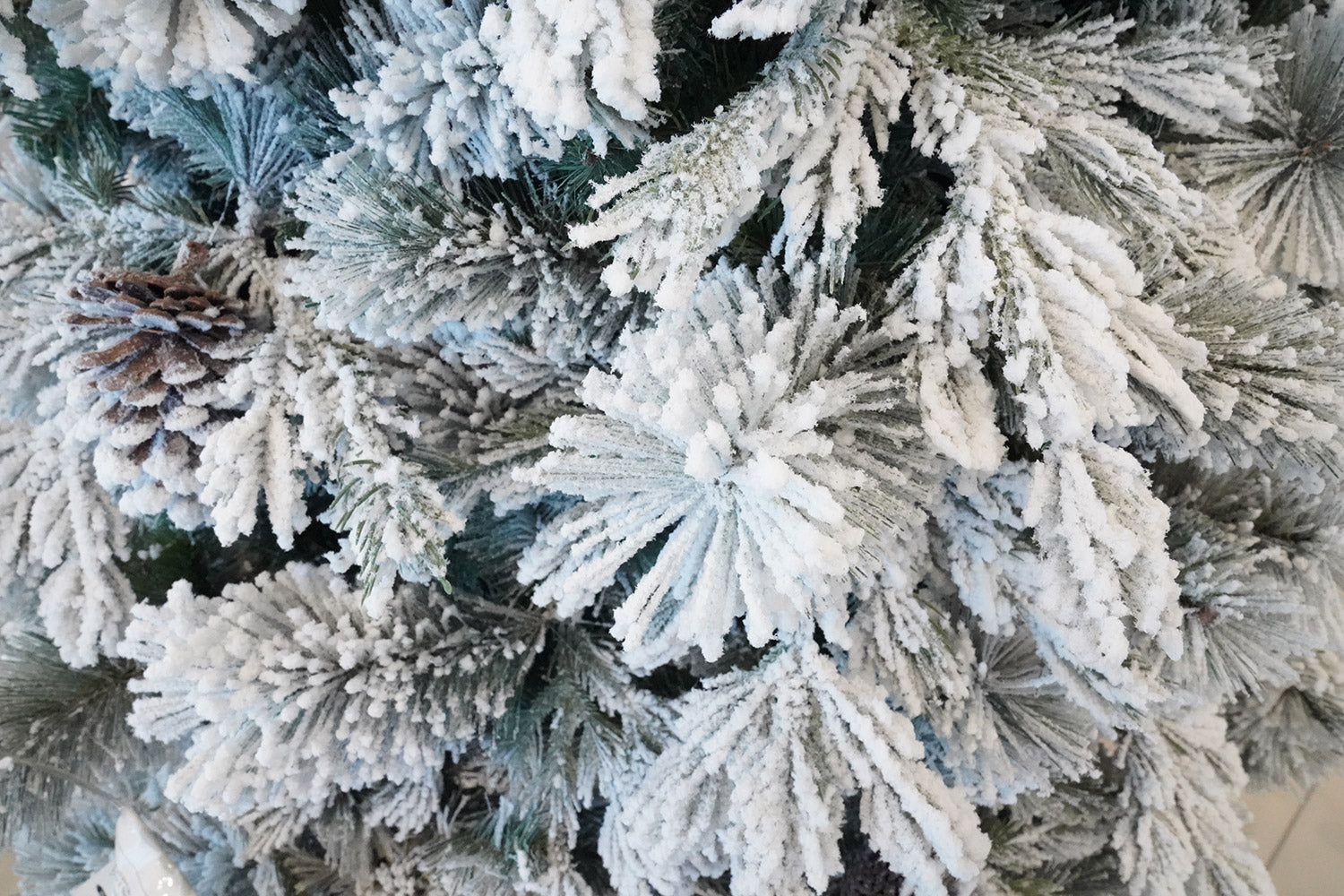 Albero di Natale Artificiale Innevato 240 cm 56 Rami con Pigne e Tronco Cedro Verde