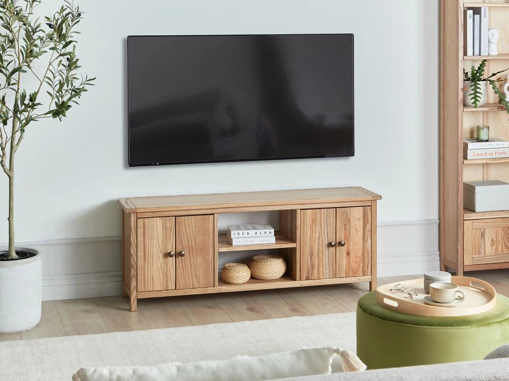 Mobile TV con ripiani portaoggetti e gestione dei cavi in legno chiaro stile rustico