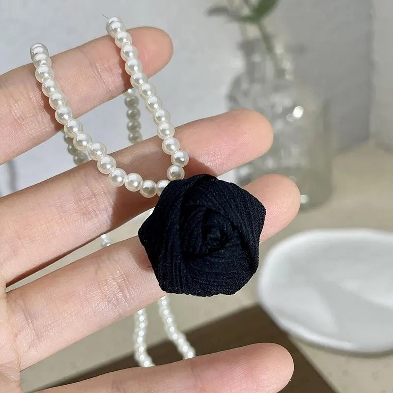 Collana fatta a mano con rose bianche e nere e perle, regalo di Natale per donna, regalo di compleanno