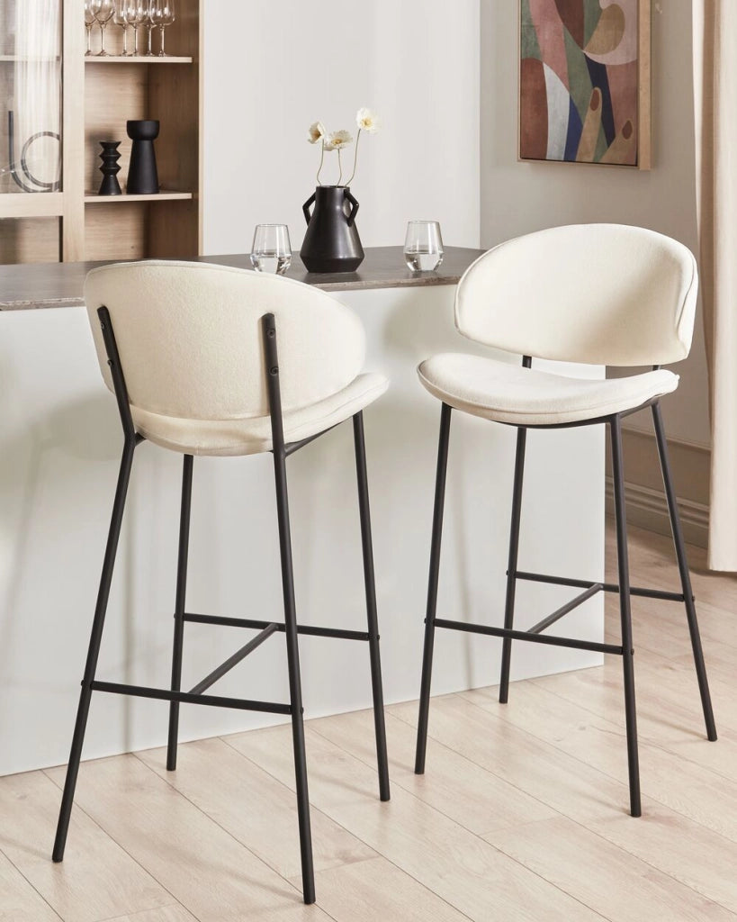 Set di 2 sgabelli da bar con sedile imbottito in tessuto beige chiaro senza braccioli schienale curvo stile moderno