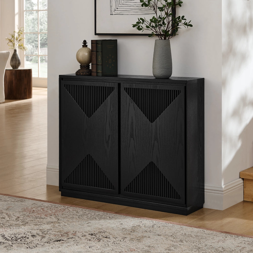 Credenza con ante scanalate a V e fori per prese in legno e MDF nero