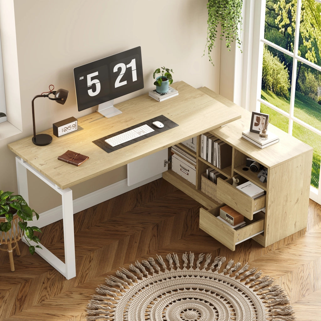 Scrivania angolare 152 x 113.5 x 76 cm, scrivania a L, 2 cassetti, ripiani regolabili, colore legno naturale e bianco