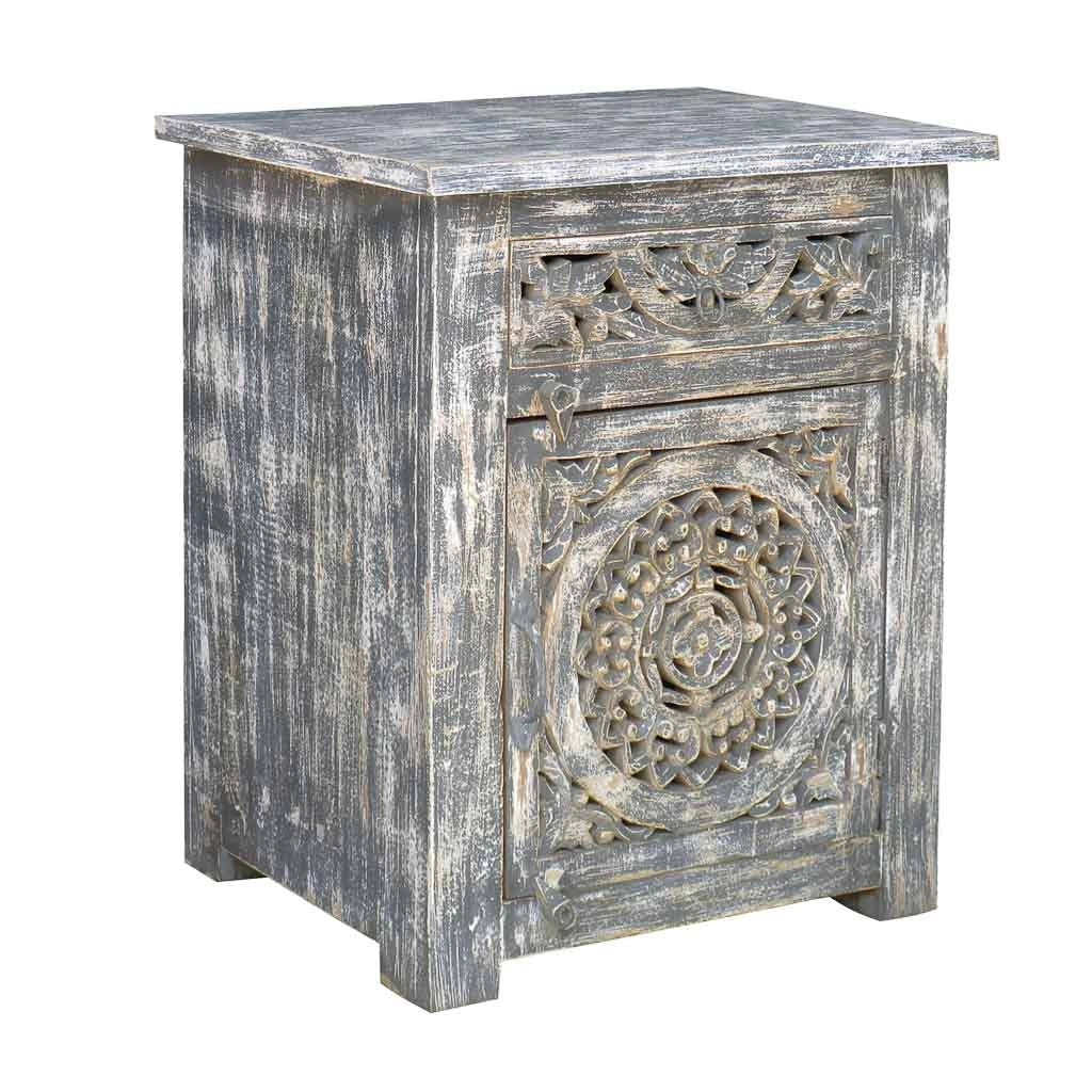 Comodino in legno con finitura artigianale, dimensioni 60x40x70 cm.