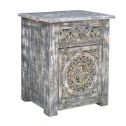 Comodino in legno con finitura artigianale, dimensioni 60x40x70 cm.