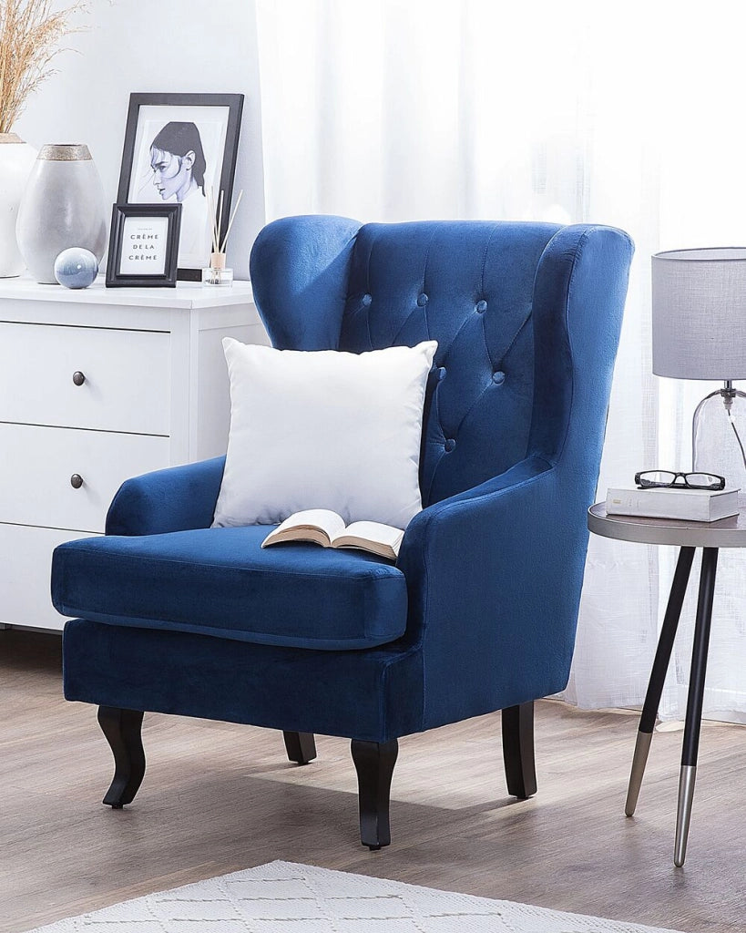 Sedia Wingback con rivestimento in velluto blu e gambe nere in stile scandinavo
