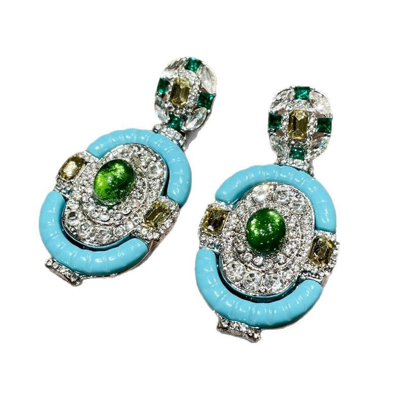 Orecchini ovali blu, interamente tempestati di diamanti e con smeraldi super scintillanti, stile vintage.