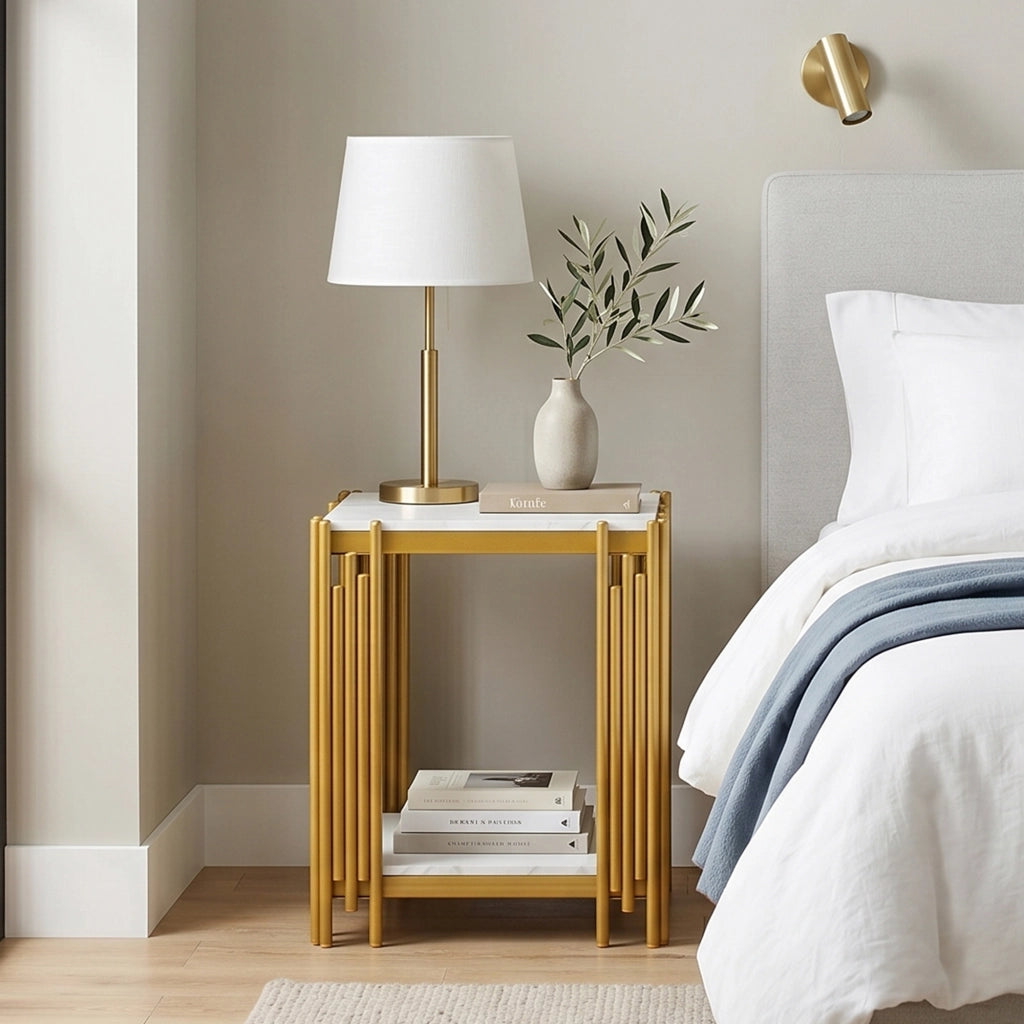 Comodino con 2 ripiani in MDF e metallo effetto marmo bianco e oro per camera da letto e soggiorno 43 × 40 × 55 cm