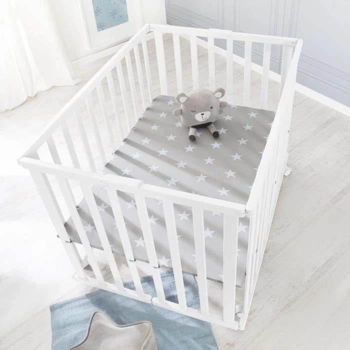 Box pieghevole per bambini - ROBA - LITTLE STARS - 75 x 100 cm - Altezza regolabile - 4 ruote frenate - Legno laccato bianco - Motivo a stelle