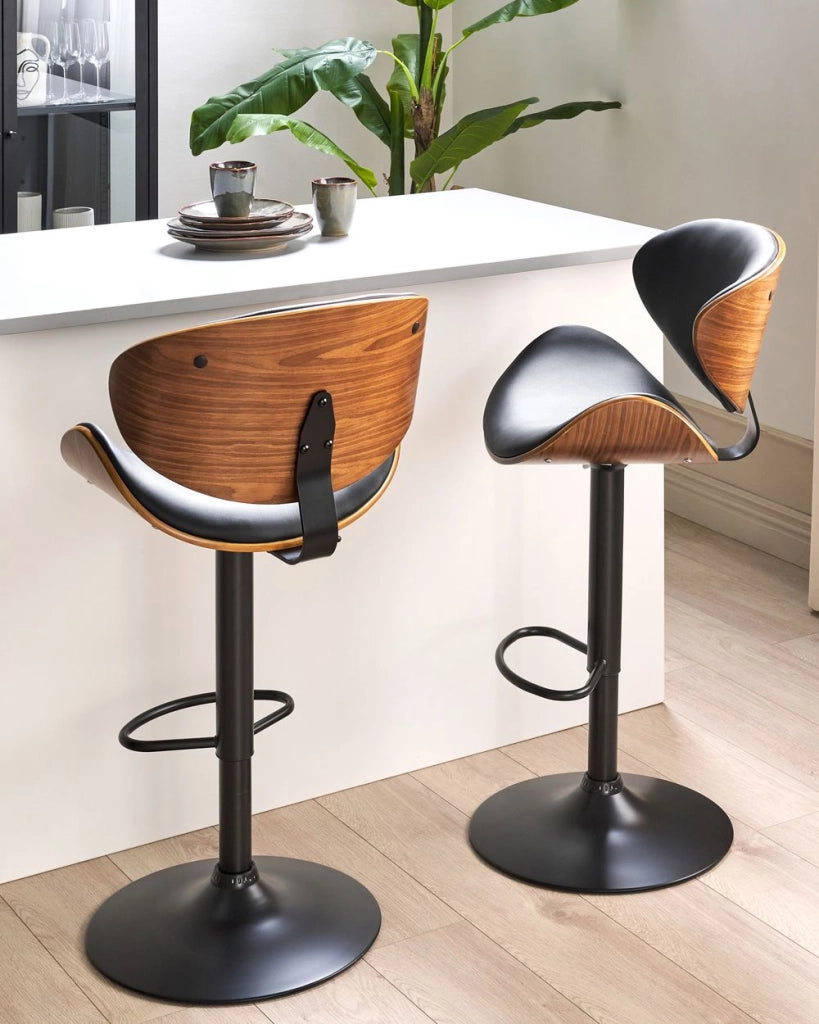 Set di 2 sgabelli da bar in legno scuro con rivestimento in ecopelle nera Sgabello girevole con pistone a gas regolabile in altezza moderno