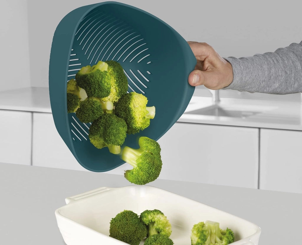 Joseph Joseph Duo Colino triangolare da lavello cucina con manico verticale, Scolapasta con angoli per facilitare la scolatura, Blu