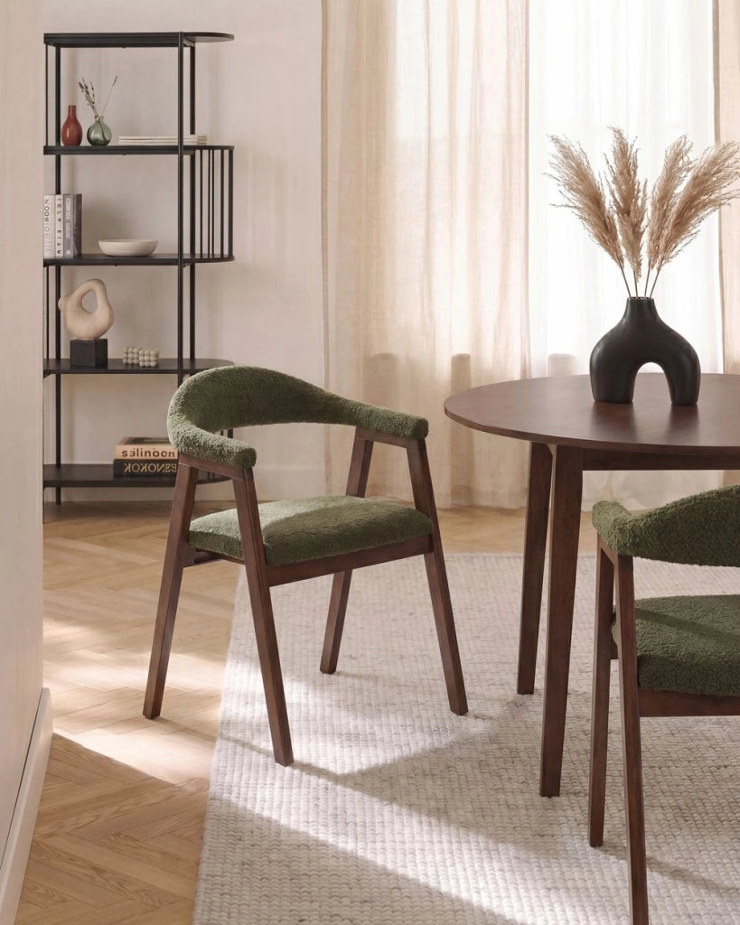 Set di 2 sedie da pranzo con seduta e schienale imbottiti verdi, rivestimento in bouclé, poliestere, struttura in legno di gomma color marrone, stile retrò, per sala da pranzo.