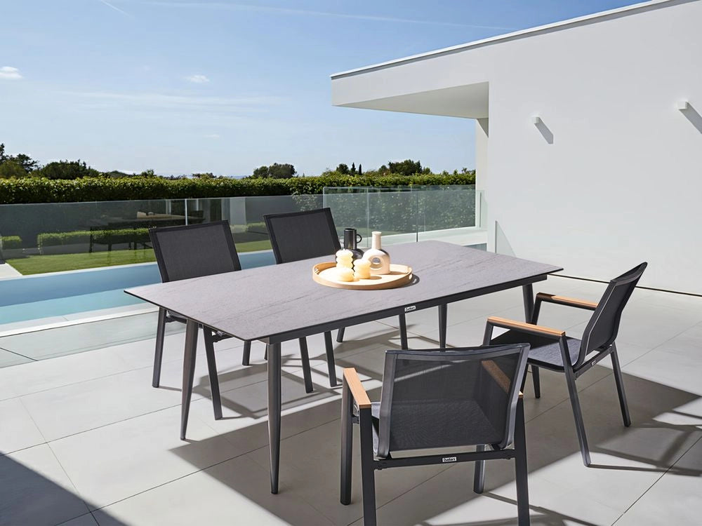 Tavolo da giardino con piano in HPL e struttura in alluminio grigio scuro resistente ai raggi UV all'acqua per esterni, in stile moderno