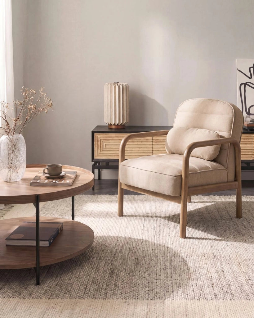 Poltrona in tessuto beige con struttura in legno, stile Mid-Century Modern
