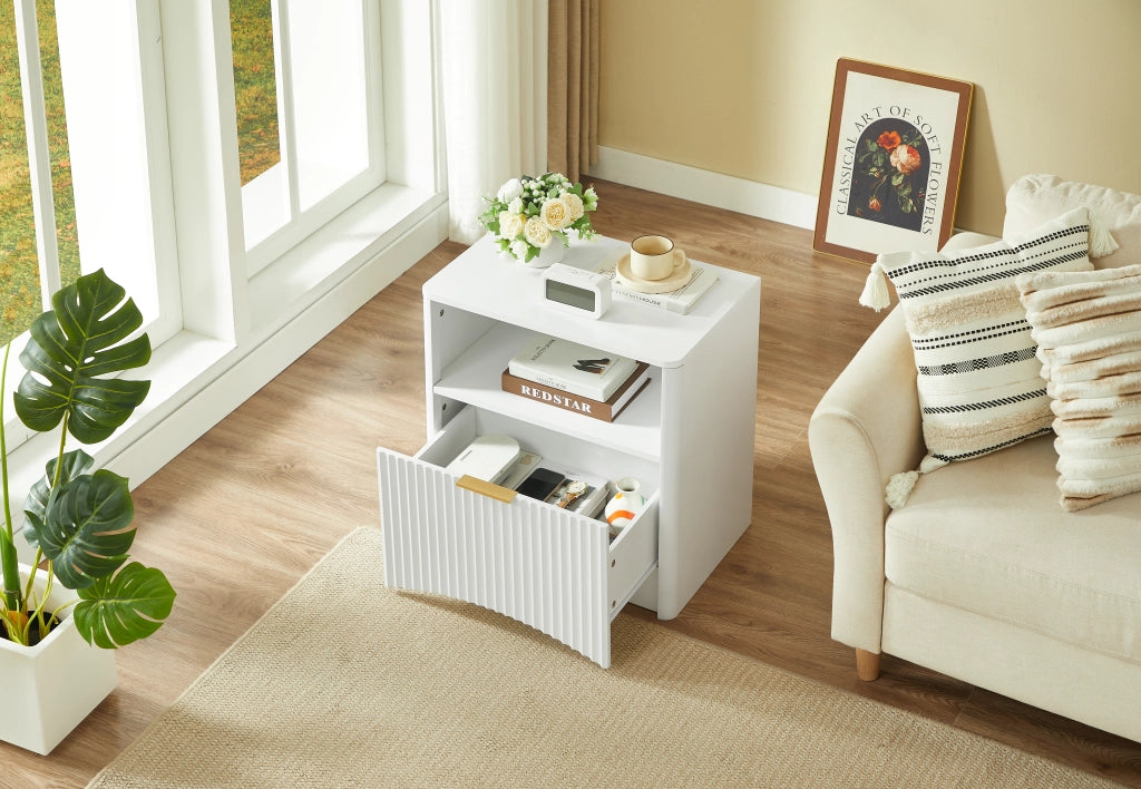 Comodino con 1 cassetto, vano aperto e maniglia dorata, per camera da letto e soggiorno, bianco 58 × 38 × 60 cm