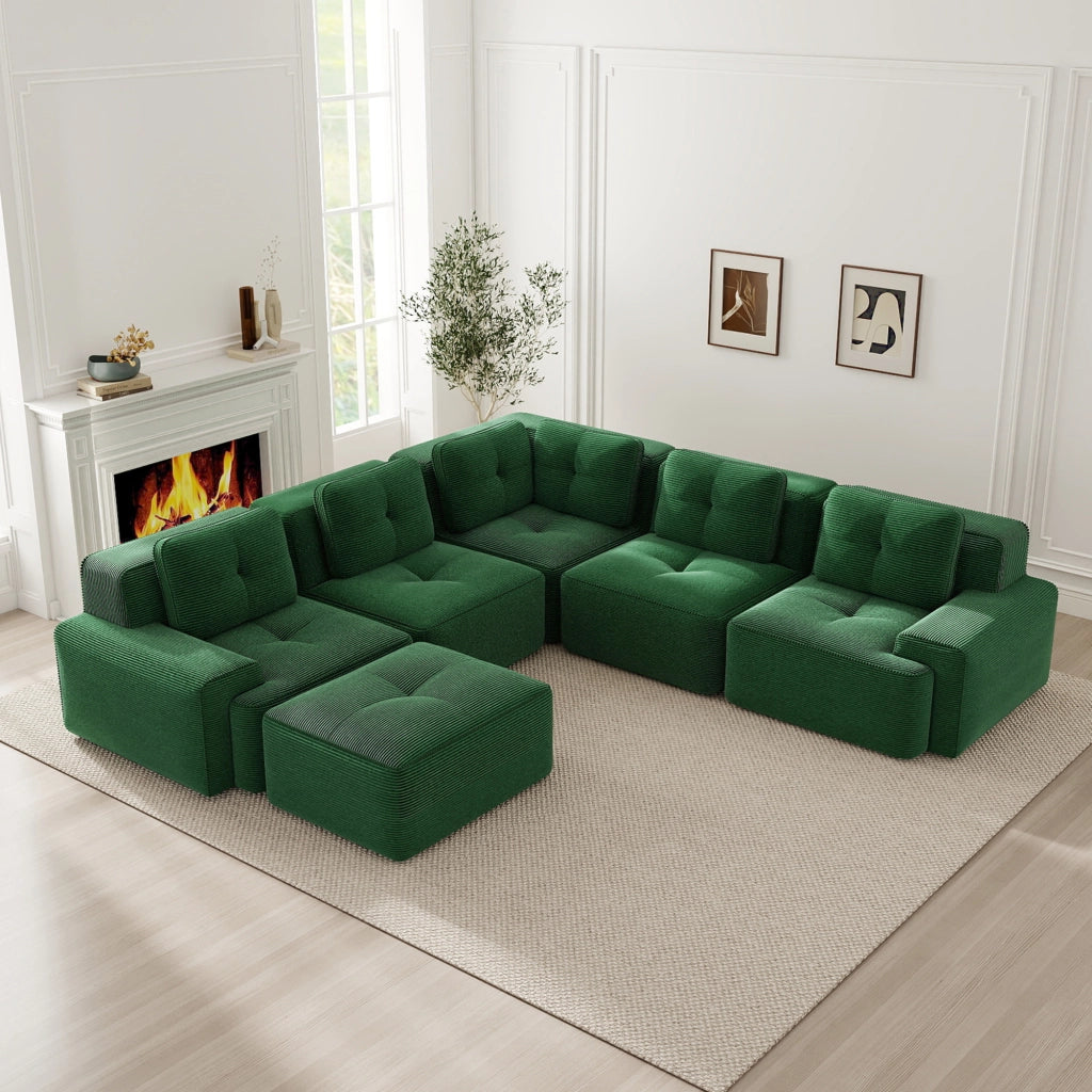 Divano angolare modulare con seduta profonda; base antiscivolo e ampi braccioli in velluto a coste verde