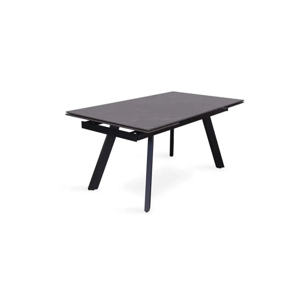 Tavolo da pranzo estensibile per 10 persone con piano in pietra nera della collezione LAROS. Struttura in metallo.