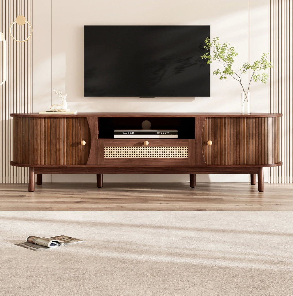 Mobile TV in MDF color noce con ante scorrevoli e cassetti in rattan
