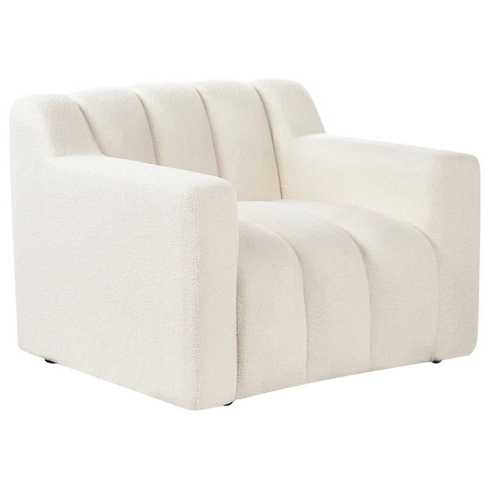 Poltrona con rivestimento in bouclé bianco avorio schienale imbottito e cuscini spessi perfetta per un soggiorno moderno