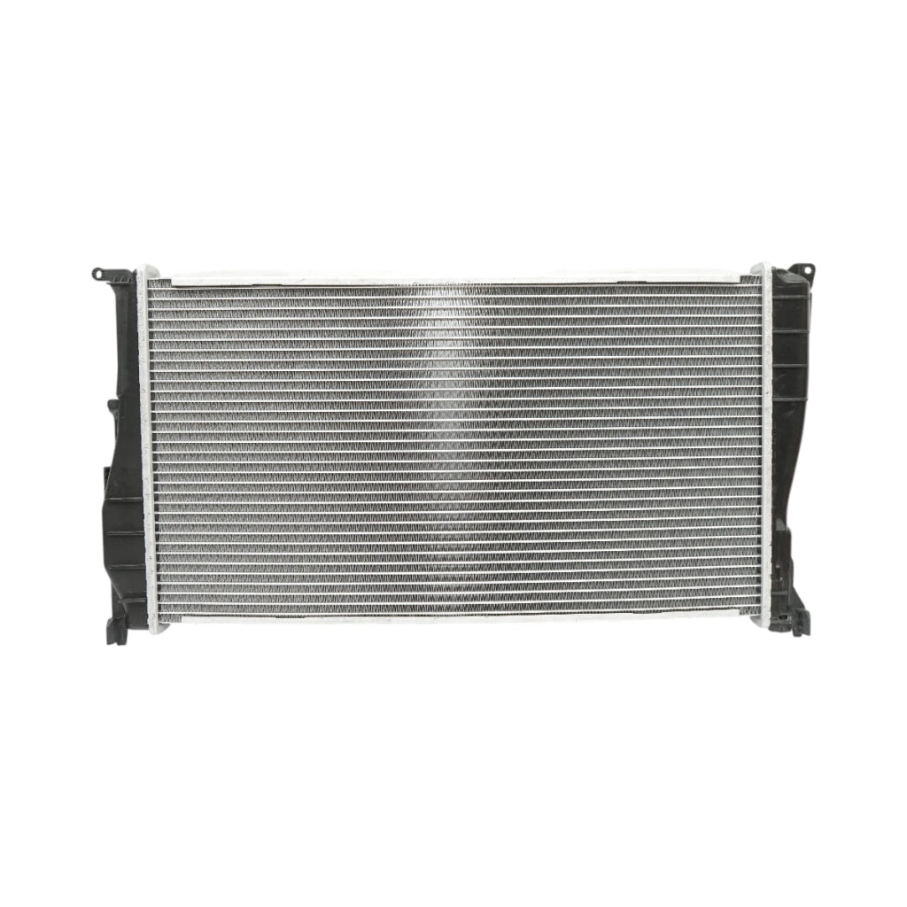 Radiatore raffreddamento acqua motore – BMW Serie 1, Serie 3, X1, Z4 (motori 1.6 – 3.0 Diesel) Dimensioni: 600 × 345 × 33 mm Codici OEM: 17112468099, 17117558480, 17117788904, 53472, 1924001089