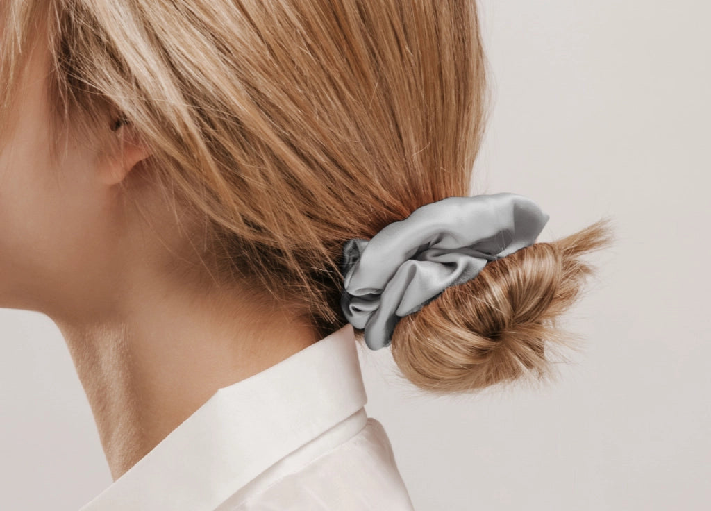 Scrunchies Elastico Per Capelli Crespi 100% Seta In Tinta Unita - Scrunchies - Grigio Chiaro
