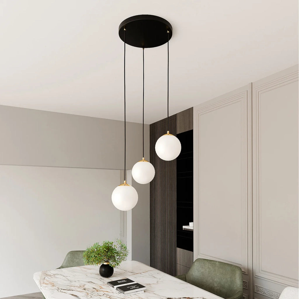 Sospensione Contemporanea Nuada 3 Luci In Acciaio Nero/Oro Sfere Vetro Bianco