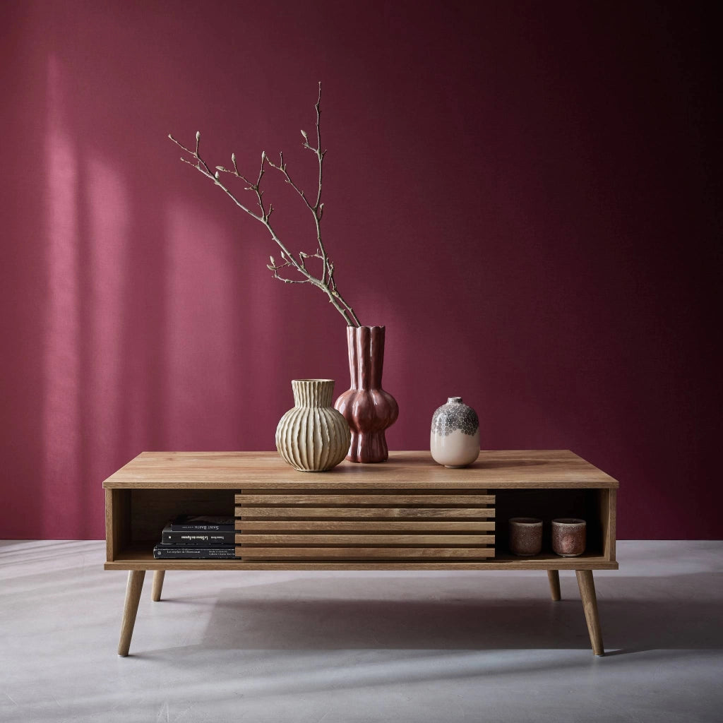 Tavolino scandinavo con ante scorrevoli, decoro in legno scanalato,