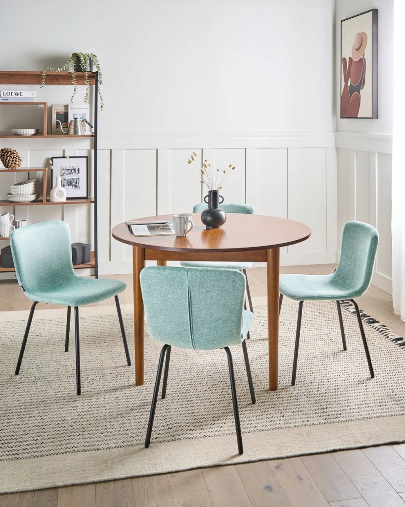 Set di 4 sedie da pranzo in tessuto Tappezzeria verde menta Gambe in metallo nero Design moderno e retrò