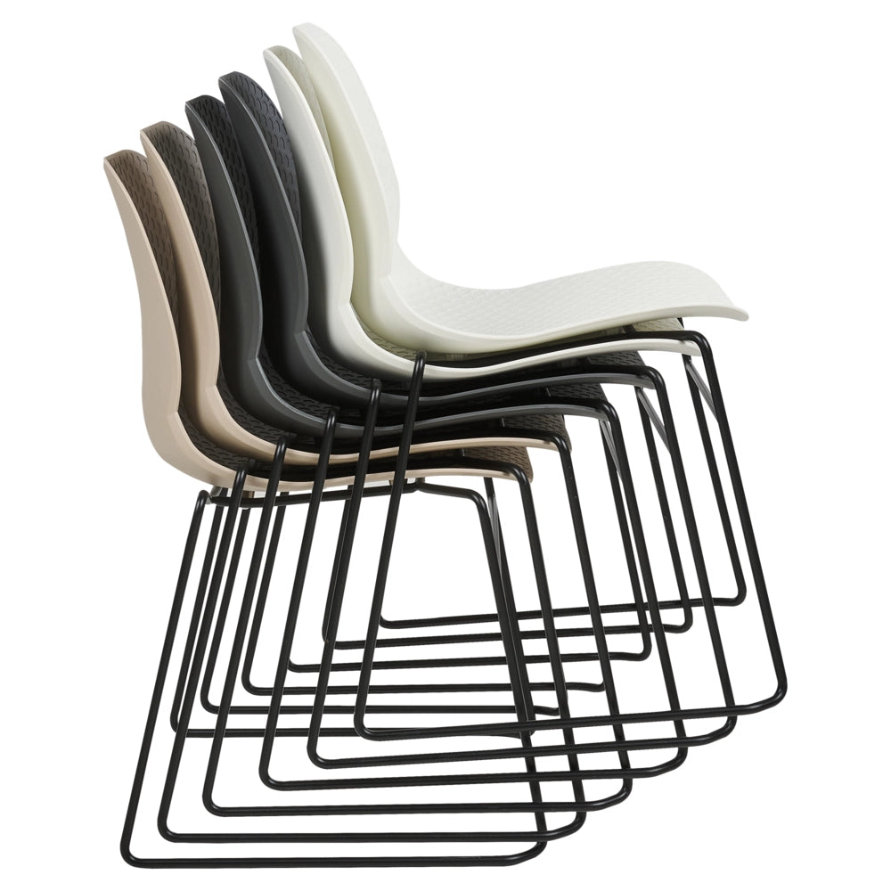 Set di 4 sedie da pranzo Bianco Impilabili in plastica Gambe in acciaio nero Sedia da conferenza Design scandinavo moderno contemporaneo Sedute per la sala da pranzo