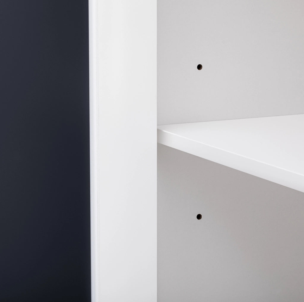 Credenza bianca in MDF con 4 ante a specchio; 2 cassetti e ripiano regolabile; 140 cm