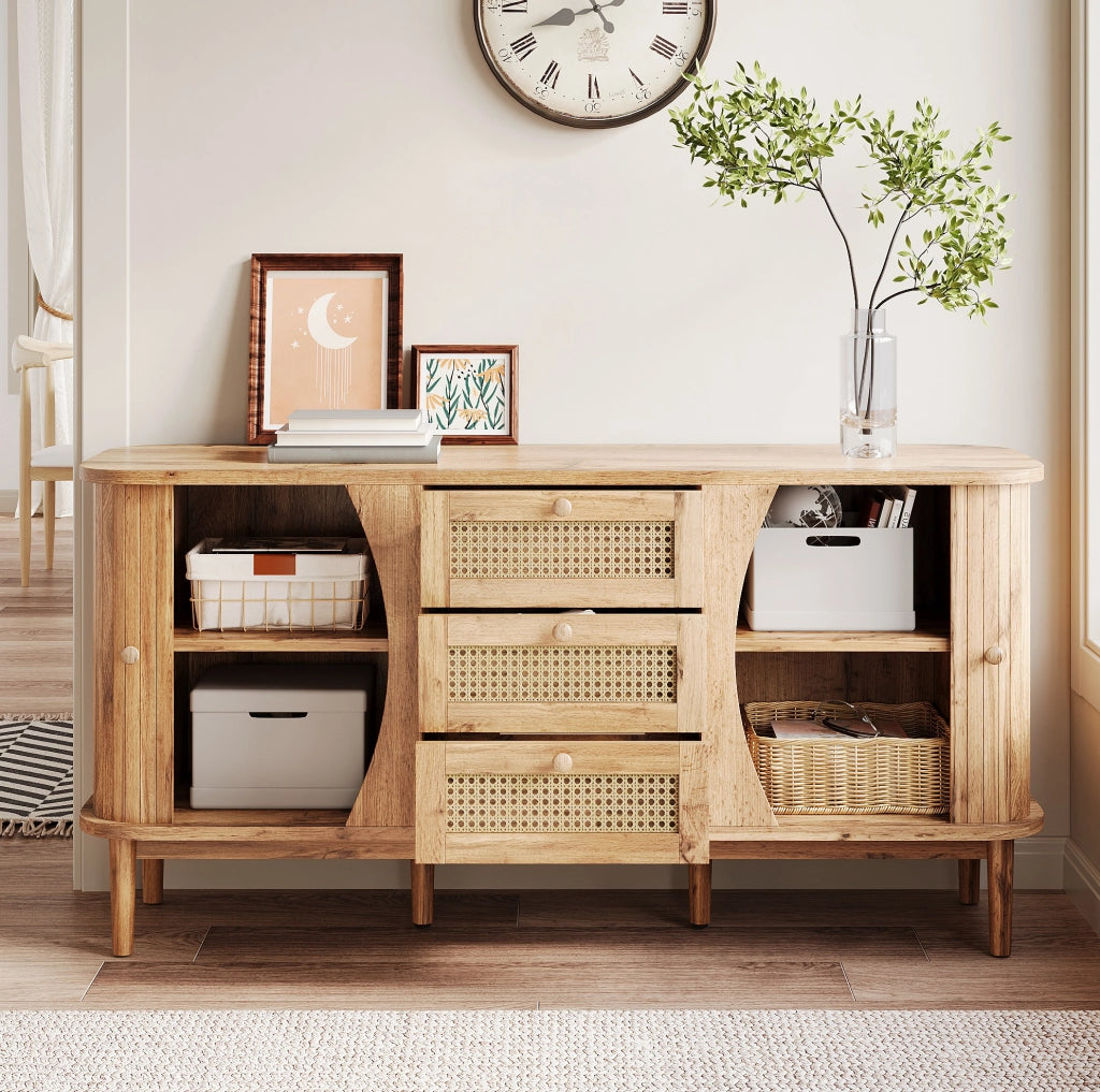 Madia 140.5x40x76 cm con 3 cassetti in rattan; ante scorrevoli e ripiani regolabili in pannello truciolare naturale