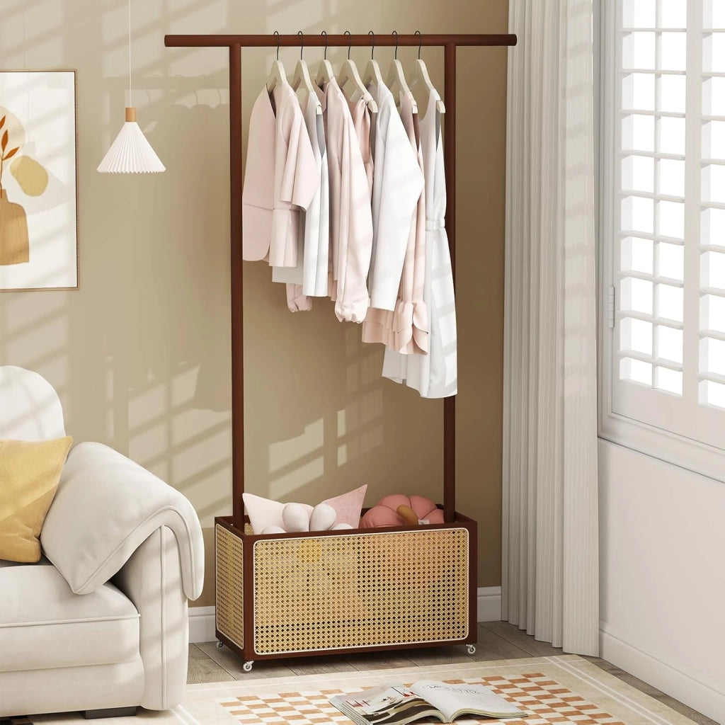 Appendiabiti da terra con 4 ruote, barra per tende da 1 m, cestino organizer in rattan, telaio in bambù, appendiabiti per ingresso, soggiorno, camera da letto