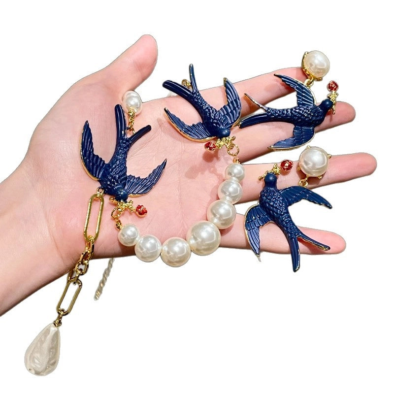 Collana con pendente di perle, catena per clavicola con perline a forma di rondine blu, set di orecchini vintage