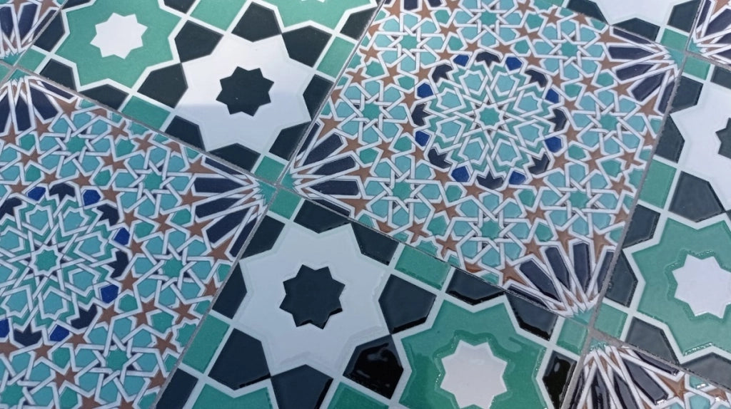 SET PER ESTERNO GIARDINO TAVOLO E 2 SEDIE CON INSERTI IN CERAMICA MODELLO "SAINT-TROPEZ"