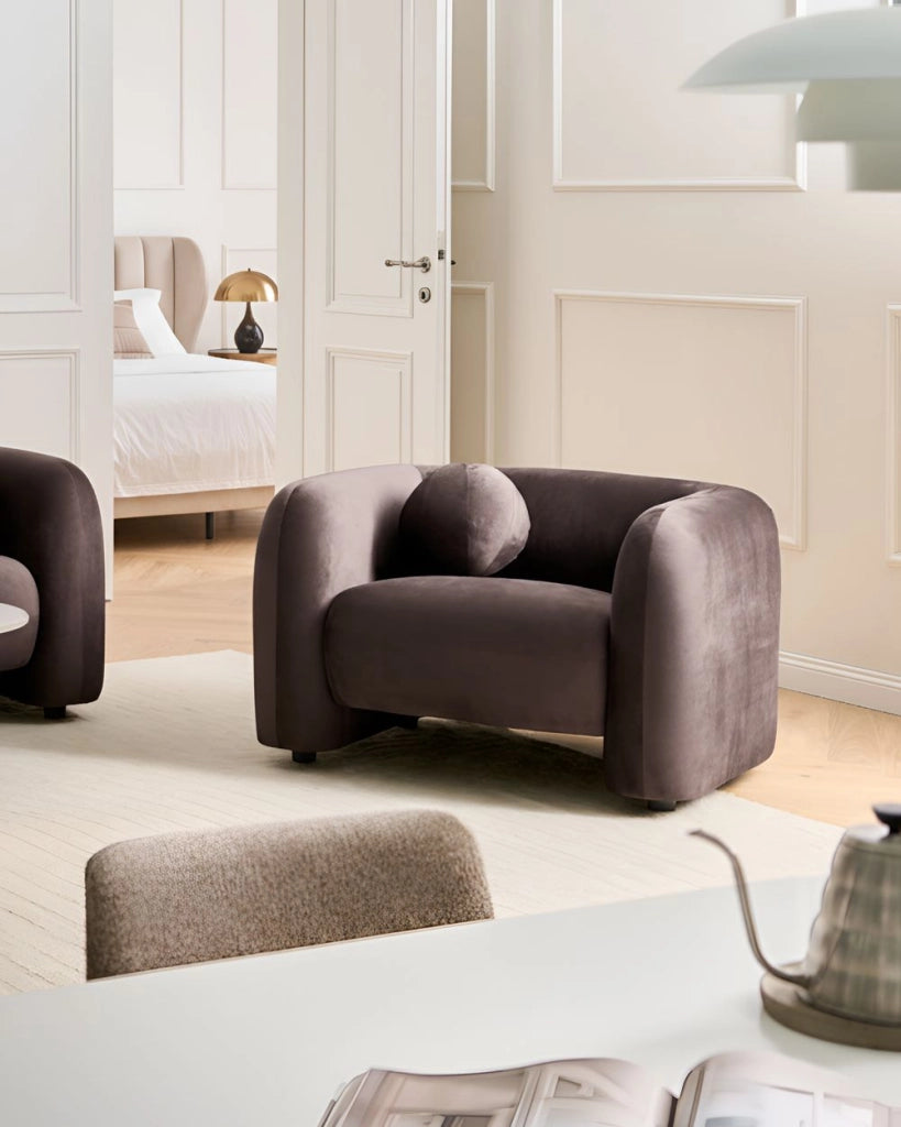 Poltrona in velluto marrone scuro con cuscino rotondo stile glamour retrò soggiorno