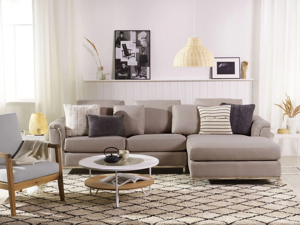 Divano ad angolo rivestito in tessuto beige a forma di L con orientamento a versione sinistra