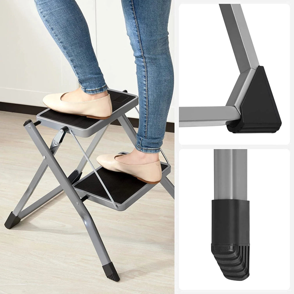 Sgabello pieghevole a 2 gradini larghezza gradino 20 cm gomma antiscivolo con maniglia portata 150 kg acciaio grigio 12_0005437