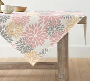 Decorazione di tavola floreale con fiori di zinnia rosa, dimensioni 100x100 cm, decorazione estiva per la cucina e il salotto, decorazione per feste e occasioni.