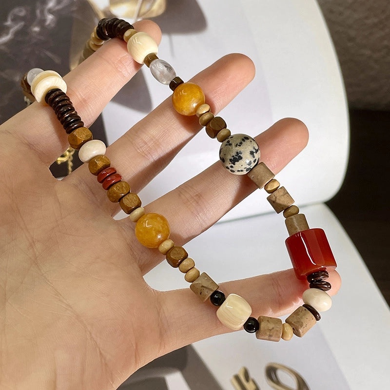Collana composta da perline di pietra naturale e legno, collana asimmetrica di perline colorate