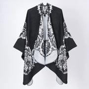 Mantella/cappa con cappuccio e spacco, d'ispirazione retr¨°: comoda, calda e versatile.