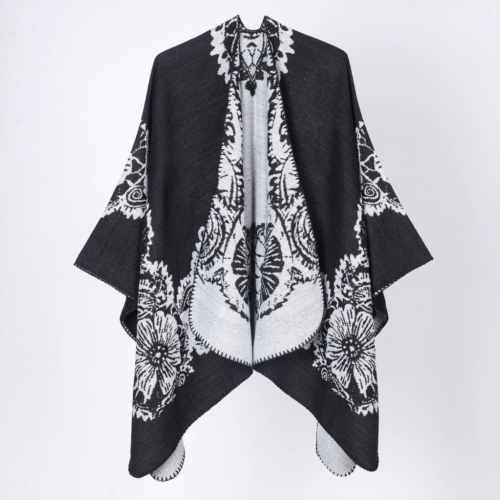 Mantella/cappa con cappuccio e spacco, d'ispirazione retr¨°: comoda, calda e versatile.