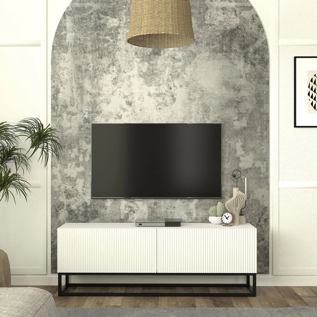 Mobile Porta TV Verpsboga a 2 Ante Decorative e Telaio Lungo in Metallo 135x32x47 cm - Bianco [en.casa]