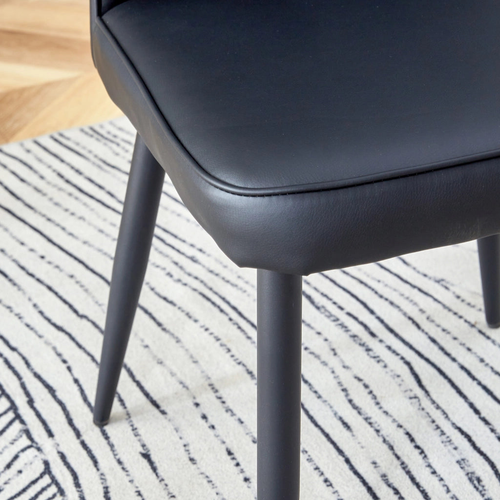 Tavolo da pranzo con ripiano portaoggetti e 4 sedie in PU struttura in MDF e metallo marrone e nero 160 cm