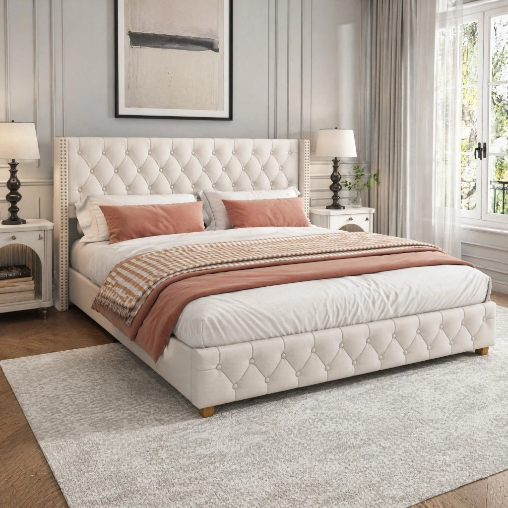 Letto imbottito 140x190 cm in lino beige con rete a doghe, testiera capitonné e dettagli borchiati