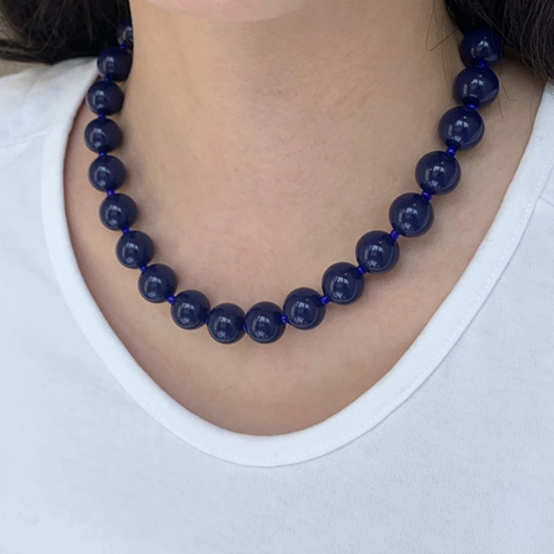 Collana di perline blu scuro
