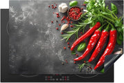 Mat anti scivolamento con protezione in induzione - Decorazione cucina e protezione piano cottura - 80x52 cm - Rosso con stampa cemento e motivo d'aglio