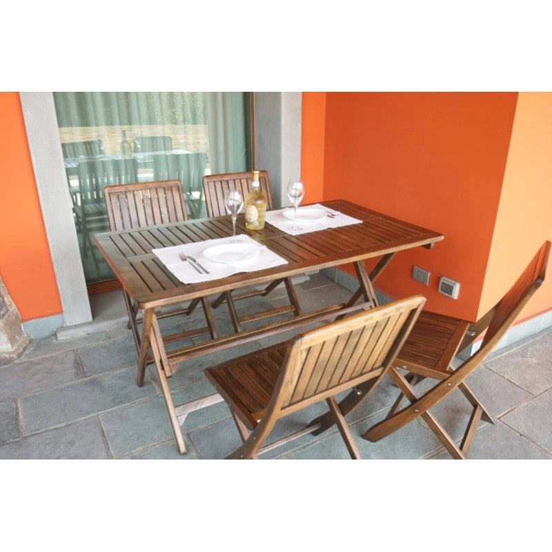 Set tavolo da giardino pieghevole con 4 sedie in legno carpino, 135x75 cm, finitura noce, salvaspazio esterno - Esterni da Vivere