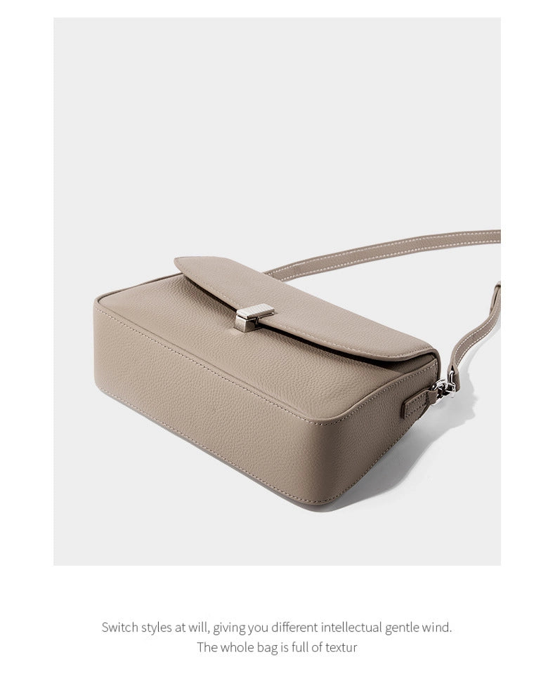 Borsa a tracolla da donna in pelle di vacchetta, colore grigio.