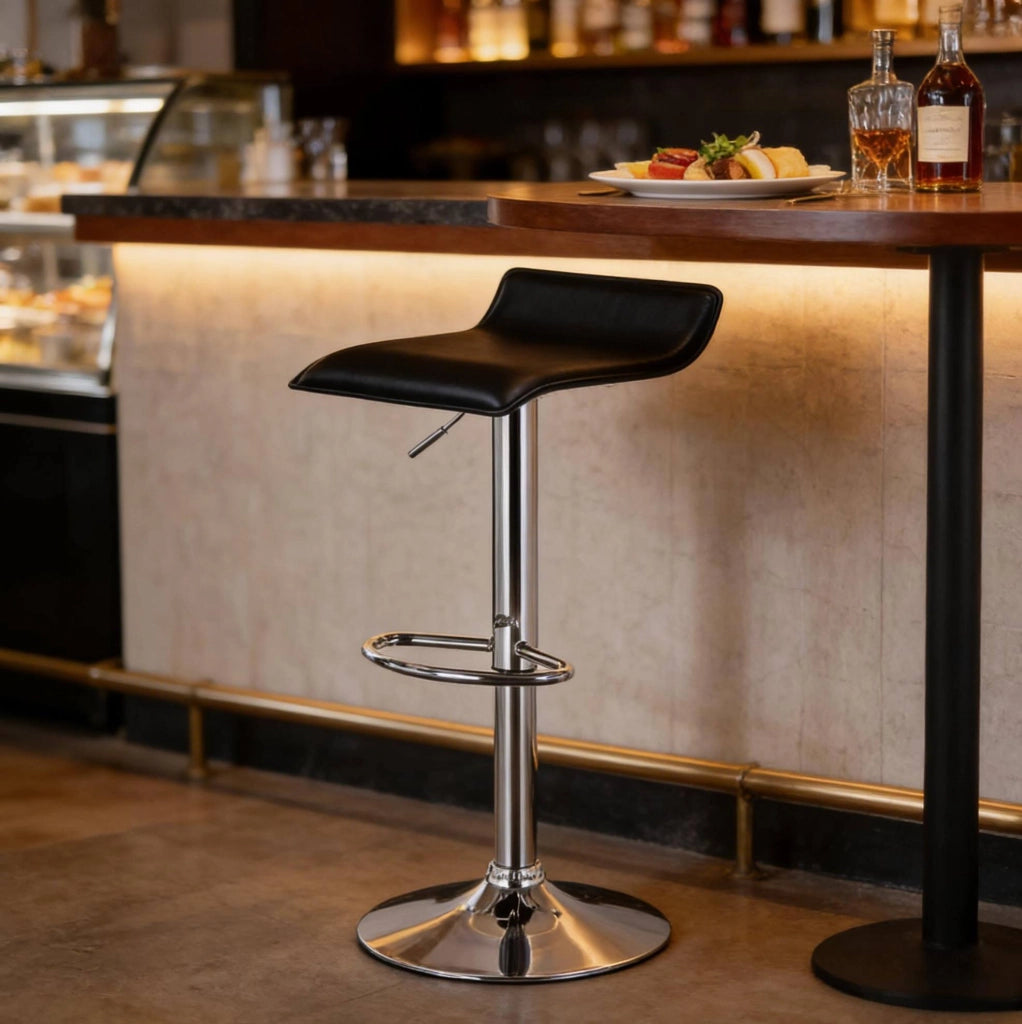 Sgabello da bar regolabile 62-84 cm nero in similpelle, girevole a 360°