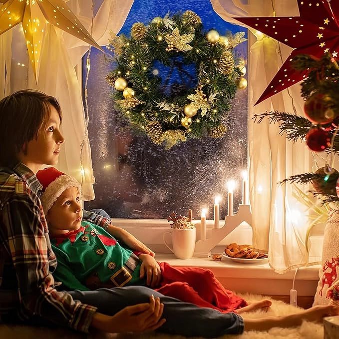 Ghirlanda Natalizia 60 CM con Luci LED Bianche Calde, Aghi di Pino, Pigne, Bacche, Ghirlanda di Natale a Batteria per Porta d'Ingresso, Finestra, Decorazione Natalizia Interna ed Esterna